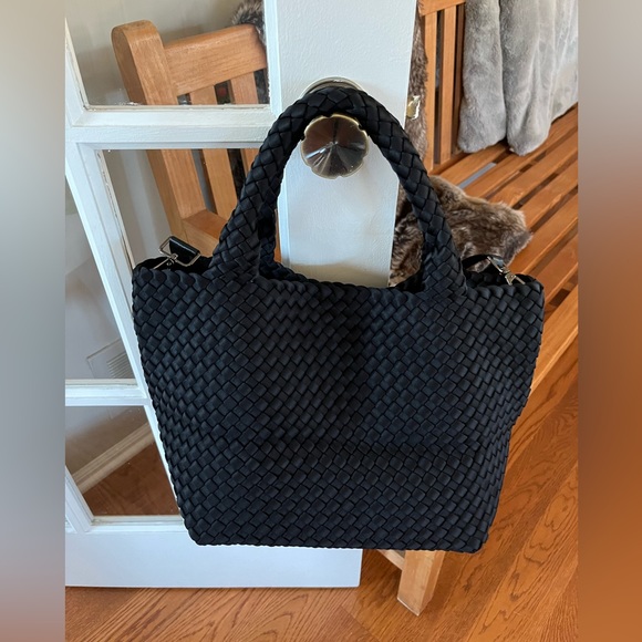 Neoprene woven black totebag with crossbody strap and zippered pouch - Picture 2 of 7